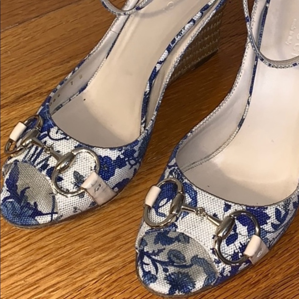 GUCCI WEDGE SANDALS. Size 7